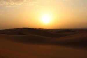Desert safari bij zonsondergang